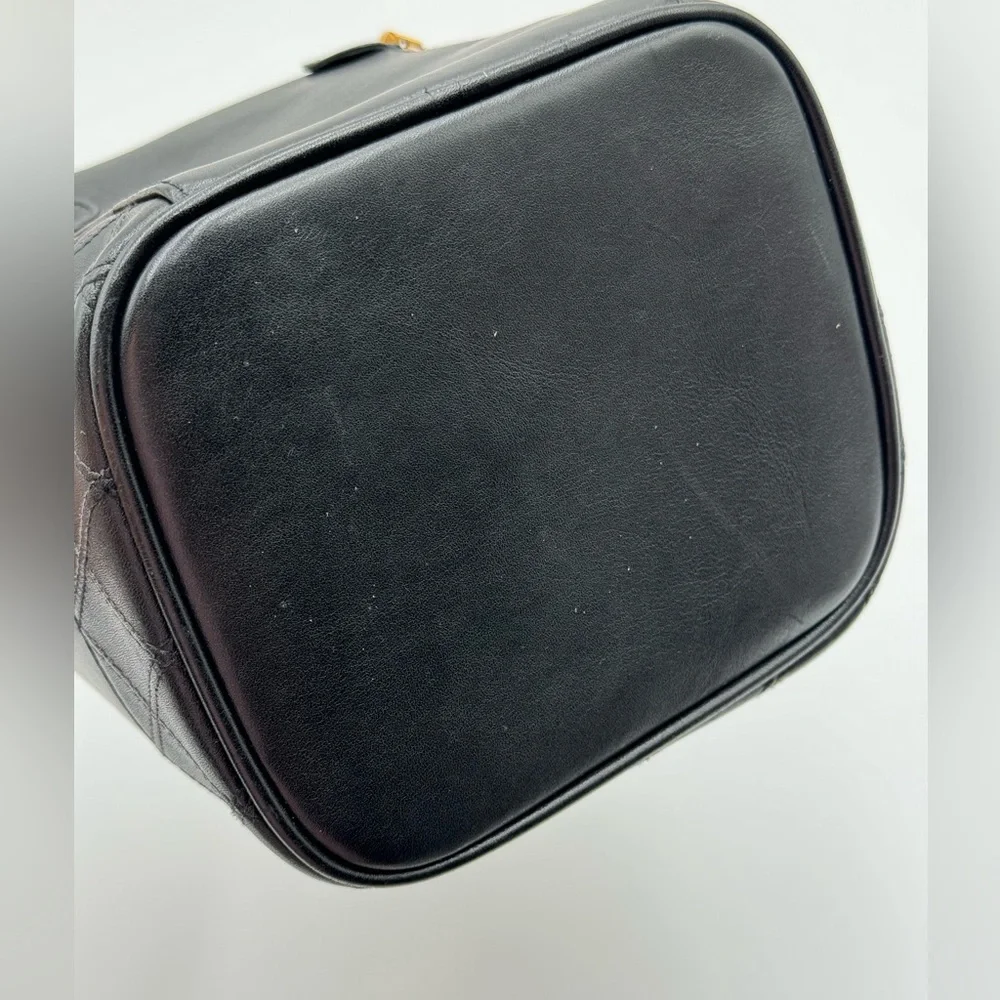 Chanel-Authentic-CC Logo bicolore Black Lambskin Leather Vanity Case - Picture 8 of 10